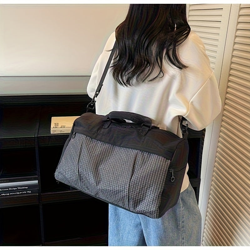 A Large-Capacity Travel Suitcase, a Spacious Commuter Travel Bag, a Roomy Tote, with Adjustable Shoulder Straps And Zippered Pockets