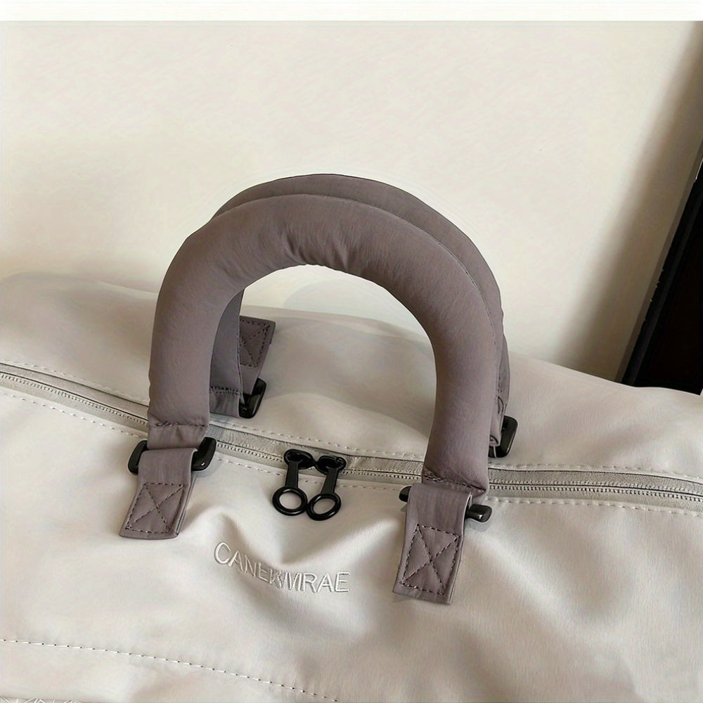 A Large-Capacity Travel Suitcase, a Spacious Commuter Travel Bag, a Roomy Tote, with Adjustable Shoulder Straps And Zippered Pockets