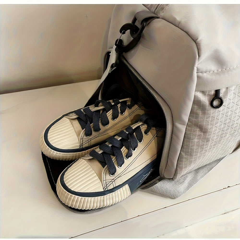 A Large-Capacity Travel Suitcase, a Spacious Commuter Travel Bag, a Roomy Tote, with Adjustable Shoulder Straps And Zippered Pockets